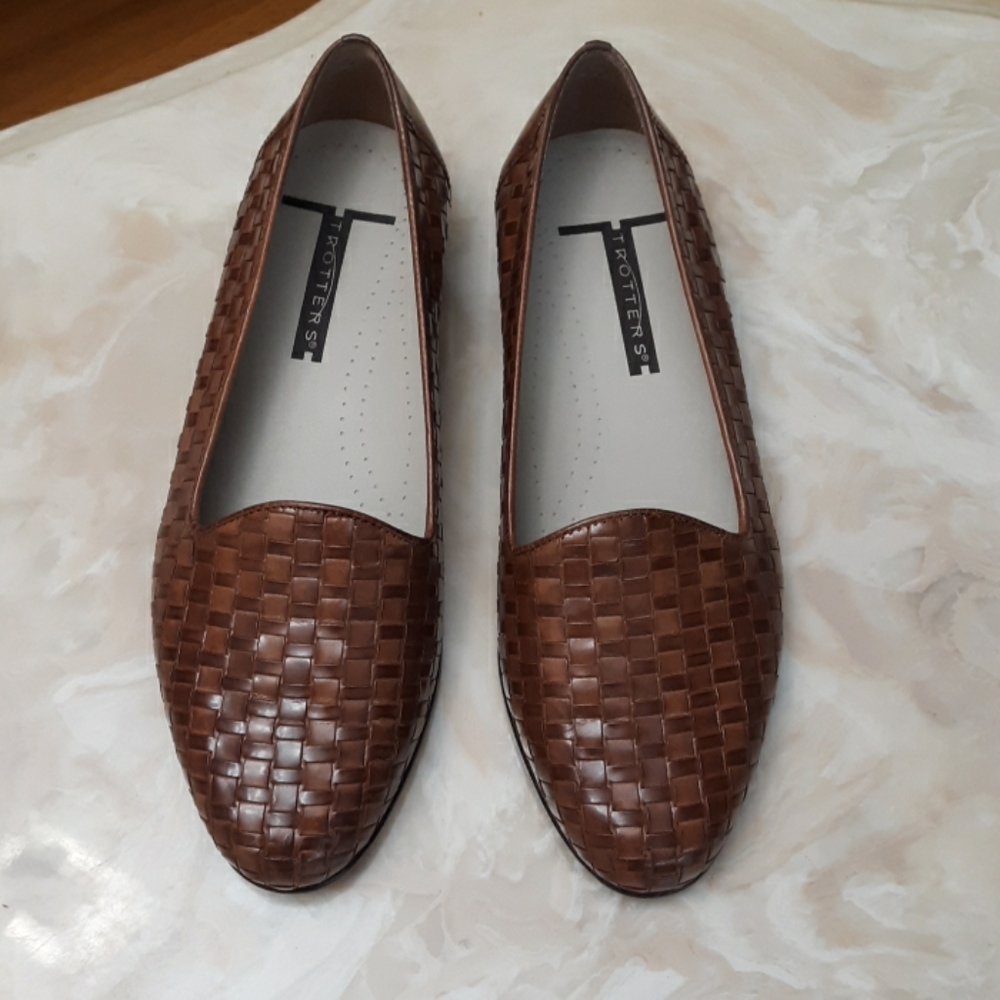 TROTTERS WOMEN LOAFERS